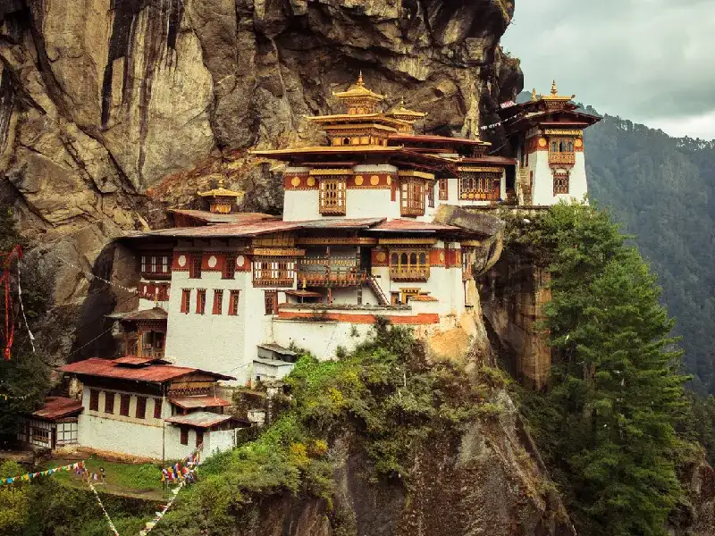 Viaje clásico al Reino de Bután: Templos, Monasterios y Paisajes Únicos